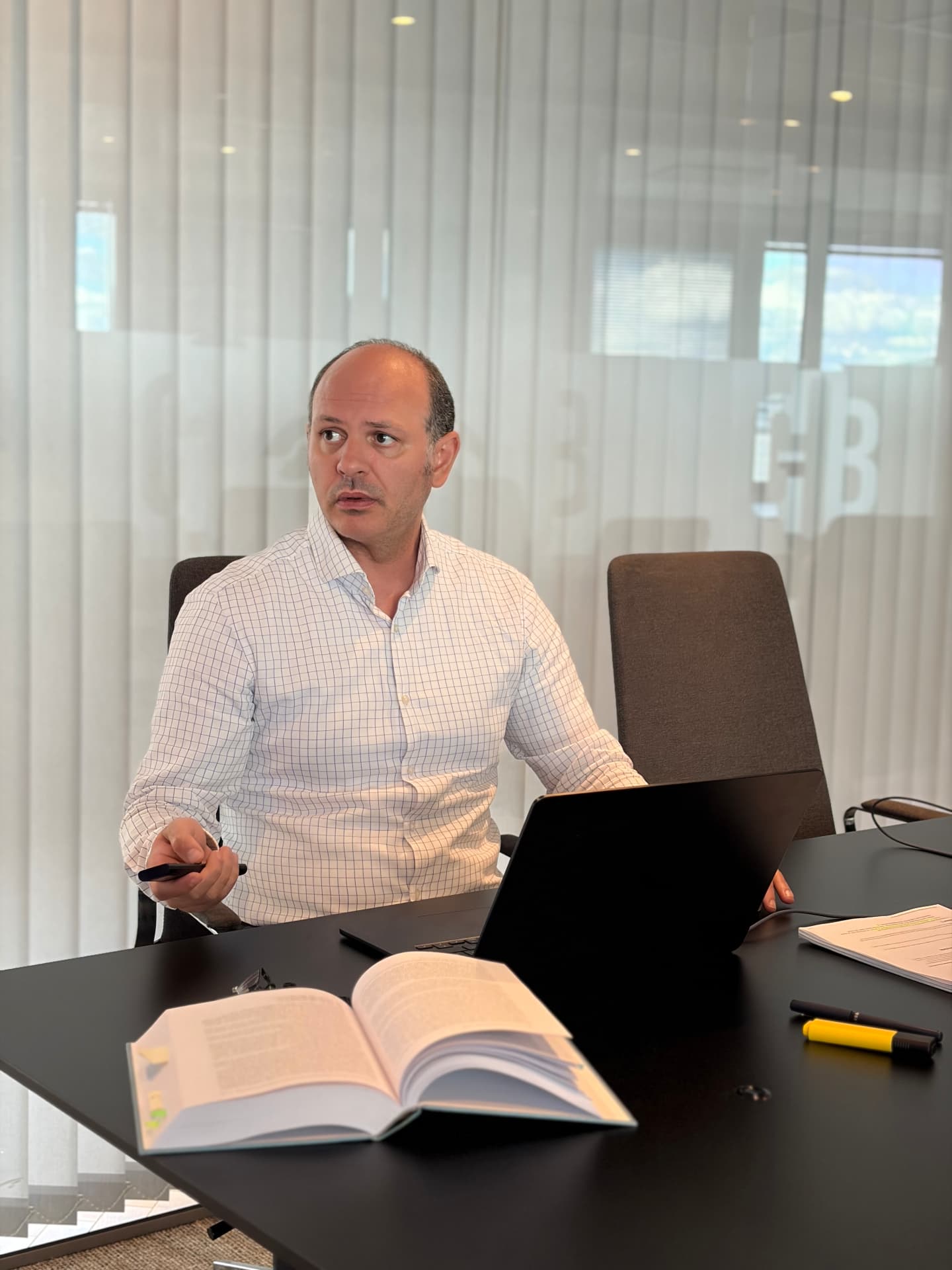 Advokat Askerov i møte med klient på kontoret i Drammen